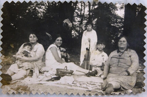 Dora Revah, née Romi, tenant sa fille Renée, Rebecca Romi, née Alasraki, Gracieuse Revah, son frère Isi Revah (enfants deDora Revah) et Signora Romi, mère de Dora